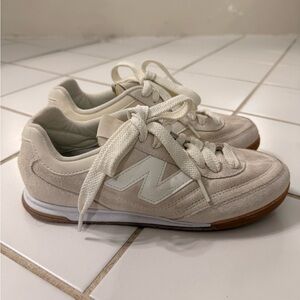 Cream new balance RC42 sneakers.